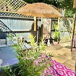Blue Buddha - Lemur Lodge - Two Bedroom Apartment With Garden And Hot Tub - Free Parking - Close To The Beach