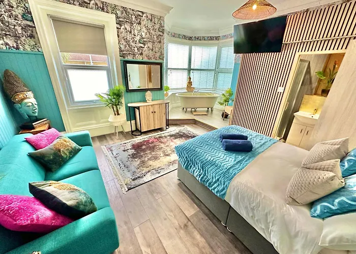 Blue Buddha - Lemur Lodge - Two Bedroom Apartment With Garden And Hot Tub - Free Parking - Close To The Beach