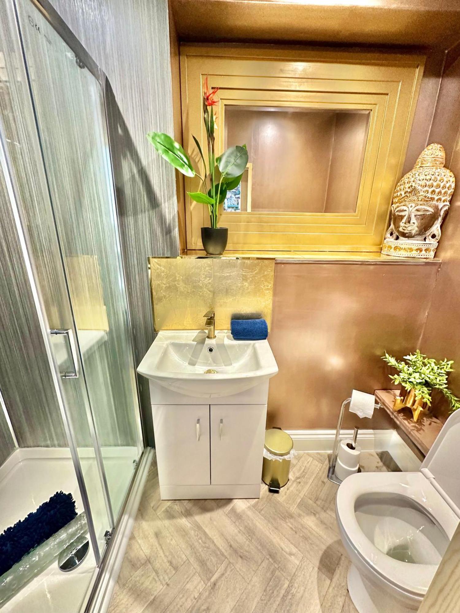 Motel Blue Buddha Lemur Lodge: Beachside Retreat With Kitchen Bournemouth