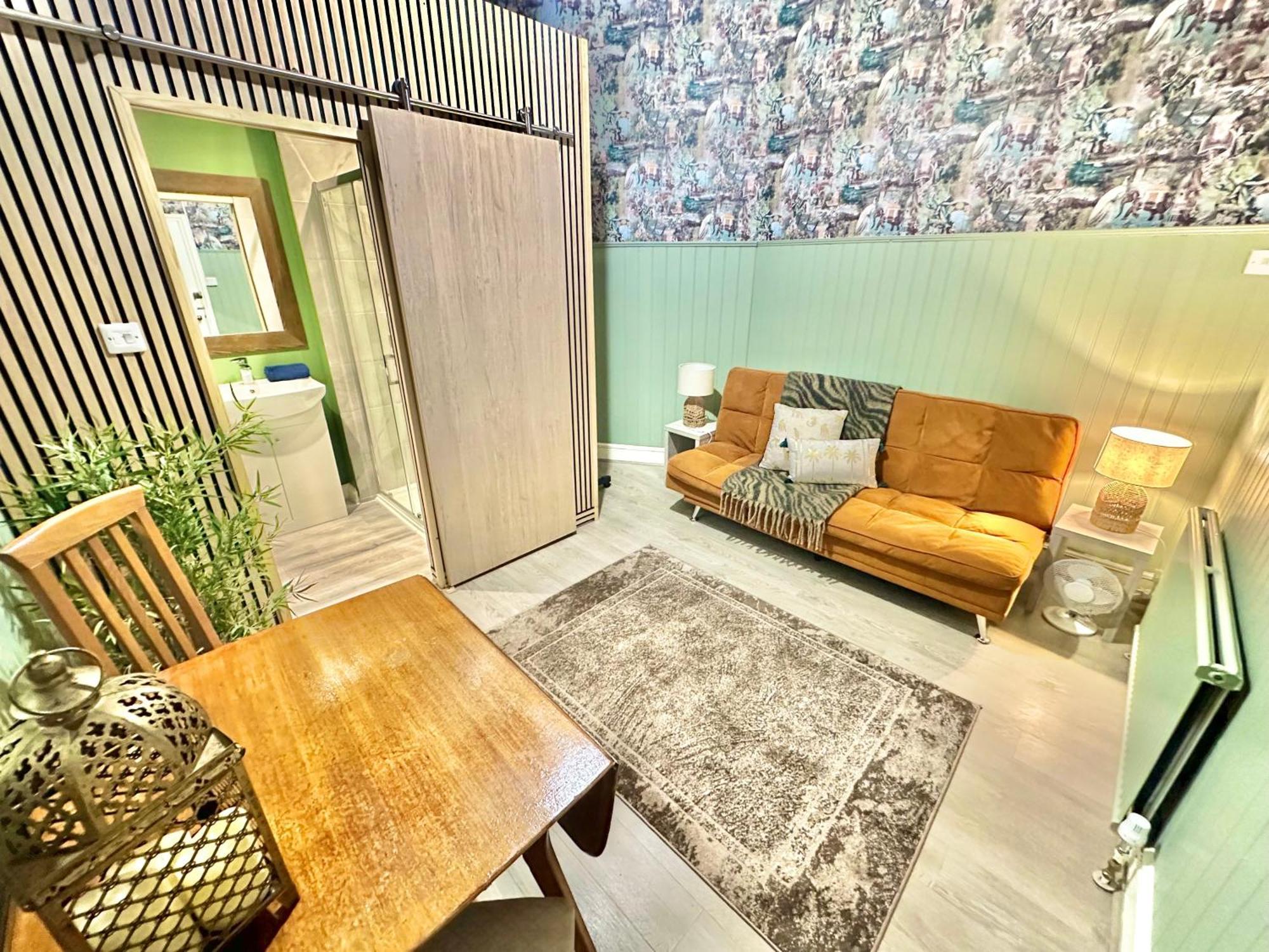 Blue Buddha Lemur Lodge: Beachside Retreat With Kitchen Motel