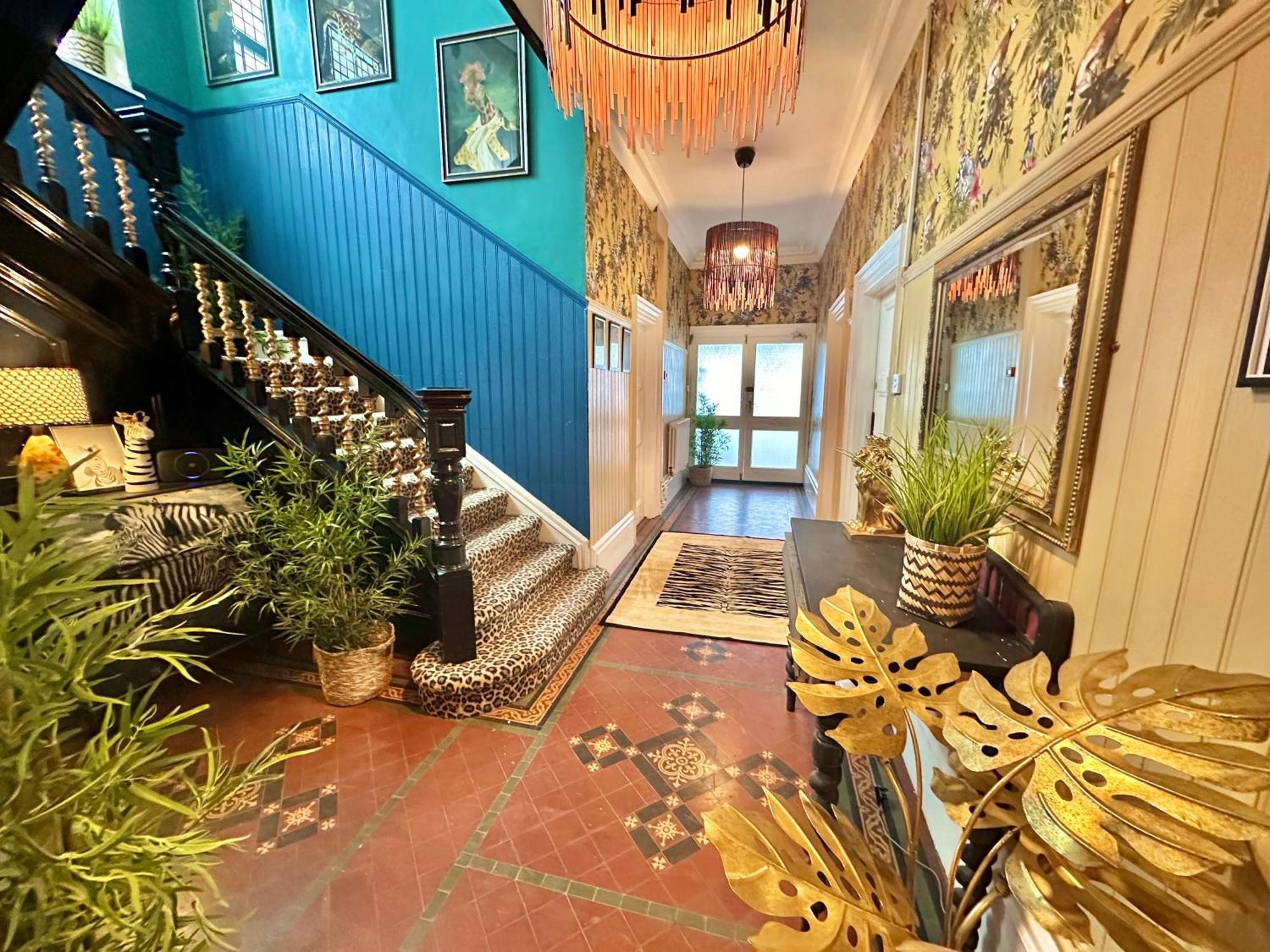 Blue Buddha Lemur Lodge: Beachside Retreat With Kitchen Motel